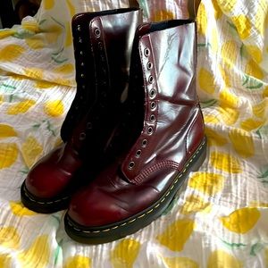 Authentic maroon dr Martin classic boots, hardly worn in great condition.